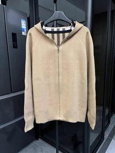 p340【高端复刻】 burberry/博柏利 24Fw 后背战马格纹双面穿连帽外套-（卡其色） 超级厚实的一款外套，在经过水洗过软尺寸定型，手感非常棒，纱线颜