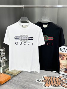 Gucci 25S春夏新款丝光棉T恤.经典选用客供190G定织丝光棉布制成，整件单品的面料质感极佳，着身舒适透气，即便是酷热的夏天也不会有闷热感可言！！！颜色：