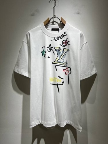louisvuitt*路易*登 2025春夏全新系列单品上线，非常时髦前卫的一款男女同款短袖T恤，标识Logo图案印花工艺修饰！区别于以往的不同，宣示品牌传承多