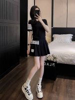 码数：S-M-L-Xl 颜色：黑色 面料：聚酯纤维 描述： 超柔软宽松V领纯色T恤，配百褶包臀小短裙套装 T恤慵懒舒适，裙身隐形拉链，好穿不显胖 自带设计感！独