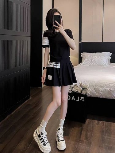 码数：S-M-L-Xl 颜色：黑色 面料：聚酯纤维 描述： 超柔软宽松V领纯色T恤，配百褶包臀小短裙套装 T恤慵懒舒适，裙身隐形拉链，好穿不显胖 自带设计感！独