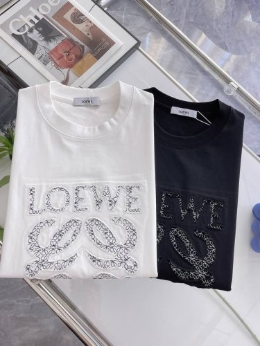 loewe罗意威 2025Ss春夏最新款圆领时尚短袖T恤，官网同步，专柜纯棉面料！贴肤舒适，耐看又好穿，重工工艺，经典简约Logo设计，原厂工艺一丝不苟，型男必