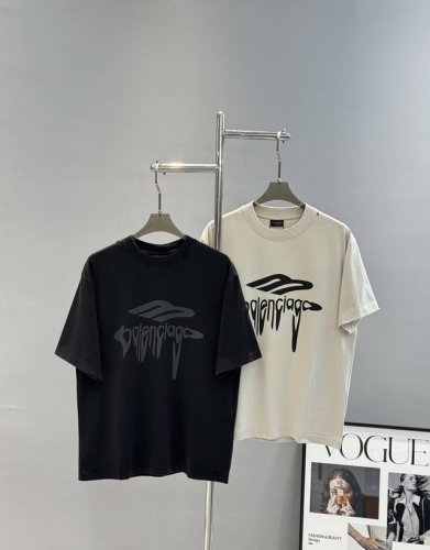 Balenciag*巴黎24S新款圆领T恤，打磨水洗系列.男女同款！可为万能打底王牌选项！！成衣选用高克重320G纯棉水洗面料制成，细节水洗破洞多到工艺水洗成衣