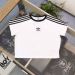 上新 款号：Zz8703 2025新款Adidas阿迪达斯三叶草刺绣Logo女款短袖T恤，时尚短款，魅力尽显！这件阿迪达斯领口与肩部三条纹设计，注入浓郁运动潮流