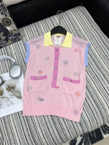 爆款现货 原单品质 Chane*｜2025中古撞色翻领针织手工花朵背心 韩国进口面料 纯手工打造 肌理明显 质感上乘 满满的复古小香风典范 立体手工装饰 尽显奢