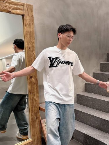 Lv 2025春夏新款男女同款短袖T恤 定制专属纯棉面料 定制原版工艺螺纹 胸前重工字母Logo工艺设计 简约大方 从容百搭 档次极高 完美融入时尚还有风情感一