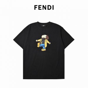 Fendi 芬迪 卡通小人印花短袖T恤 纯色T恤上，独特的卡通图案超吸睛，色彩碰撞鲜明，直接打破单调。宽松版型，舒适又随性，完全不挑身材，轻松营造慵懒街头感。