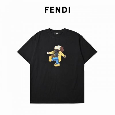 Fendi 芬迪 卡通小人印花短袖T恤 纯色T恤上，独特的卡通图案超吸睛，色彩碰撞鲜明，直接打破单调。宽松版型，舒适又随性，完全不挑身材，轻松营造慵懒街头感。