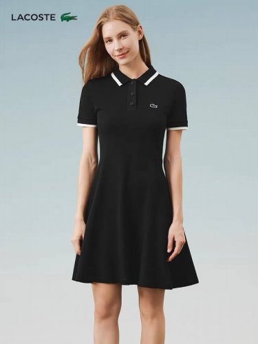2025年新款鳄鱼女士夏长款显瘦短袖连衣裙Polo领 韩式的浪漫 Polo领的设计 展露你淑女的脖颈 彰显大气与时尚 高腰设计 展现修长身材 胸前刺绣点缀 领口