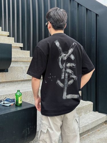 ysl* 顶级货品2025春夏新款首发专柜最新款短袖圆领T恤 高端订制 设计前卫时尚！品牌Logo重工艺设计 高端定制260克面料.手感柔软.穿着舒适.专柜级别