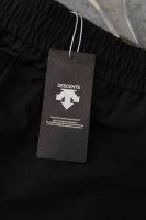 款M909 迪桑特 -细节图 Descente迪桑特 -细节图 迪桑特运动长裤，采用Schematech冷感纱线面料，透气性强，适合各种环境，跑步时方便排汗，舒