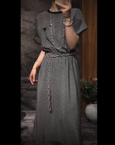 Miu&Miu高级莱赛尔棉条纹裙.面料柔软舒适 上身巨舒服 条纹控宝宝们上身巨好看 搭配定制手工编织腰带 个性随意 面料 莱赛尔 黑白色条纹四码Smlxl