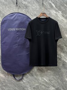 LV25Ss早春新款平纹针织棉布基础圆领短Tee 男女同款立体米粒绣标识宽松休闲短袖T恤衫 贸易公司渠道稀出 领先官网发售 25年全新上线的基础纯色短Tee 简