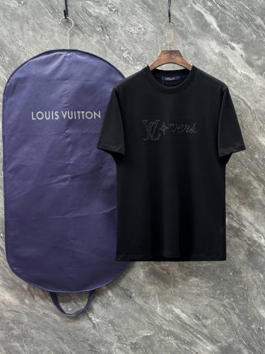 LV25Ss早春新款平纹针织棉布基础圆领短Tee 男女同款立体米粒绣标识宽松休闲短袖T恤衫 贸易公司渠道稀出 领先官网发售 25年全新上线的基础纯色短Tee 简