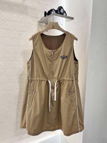 miumi*2025新品上架 抽绳工装背心裙 定制Yb进口环保再生尼龙材质 质感高级 挺括有型 拉链开襟抽绳连衣裙版型 宽松舒适可调节 腰间抽绳吸睛满分 轻松划