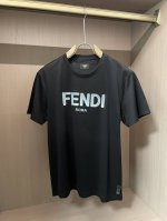 Fendi 2025春夏新品灰色渐变字母印花短袖T恤；定制专属100支双股丝光长绒棉面料，90%的美国苏皮马棉定制，胸前Fendi字样灰色渐变效果印花，左下脚织