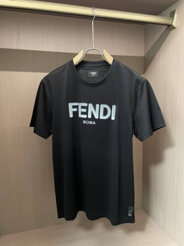 Fendi 2025春夏新品灰色渐变字母印花短袖T恤；定制专属100支双股丝光长绒棉面料，90%的美国苏皮马棉定制，胸前Fendi字样灰色渐变效果印花，左下脚织