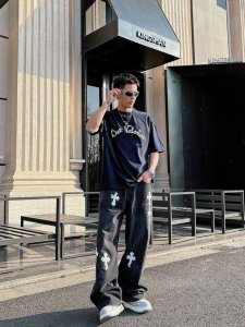 25Ss 华伦天奴新款圆领短袖T恤 选用330克双纱平织棉面料打造 胸前Chez Valentino立体印花工艺 螺纹针织领口 男女同款 码数 S-2Xl 颜色