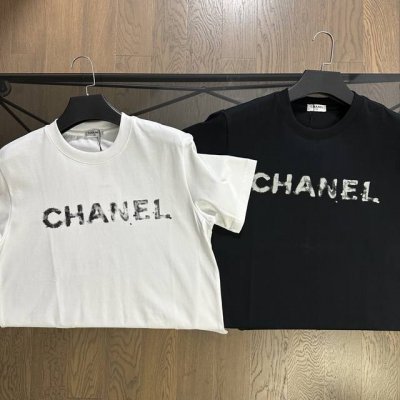 香奈儿 Chanel 2025夏季新款手绘字母Logo短袖T恤 胸前采用品牌Logo绘画工艺Logo,螺纹加固领口，前后呼应，采用280克高克重材质，水洗不易变