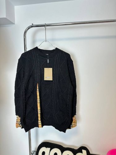 款号：Hmy60# 巴宝莉格子拼接圆领毛衣 Burberry专柜同步针织毛衣 采用兔毛绒包心纱纯棉面料 克重高达900克左右 经典格子拼接制作 版型超正 大厂流