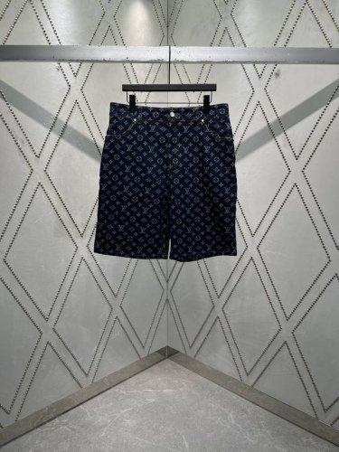 驴家 25Ss新款牛仔短裤铺陈撞色 Monogram 提花，以前襟、口袋和袖口的珠光纽扣演绎丹迪风尚，轻松成就跨季佳选。与同款短袖夹克搭配相宜。 码数：S.M.