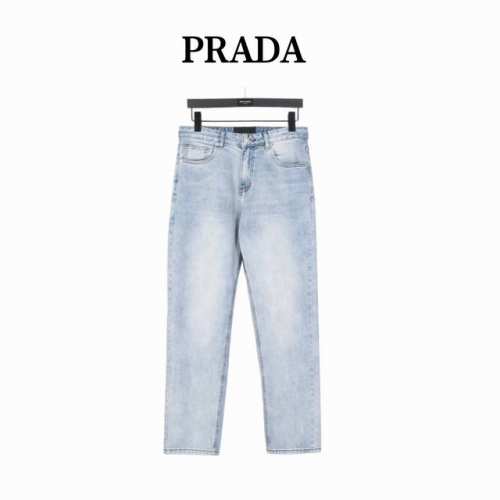 prada 普拉达 后袋经典徽标Logo压花水洗牛仔裤 经典的复古风，今年最新款牛仔裤 经典三角标与新洗水效果配色结合面料采用纯棉赛络牛仔布 手感顺滑舒适 厚实