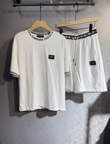 D&G 杜嘉班纳 高端定制套装 节约时间免去搭配烦恼2025春夏新款首发专柜最新款短袖短裤休闲套装 高端订制 设计前卫I5时尚 品牌Logo重工艺设计 高端定制