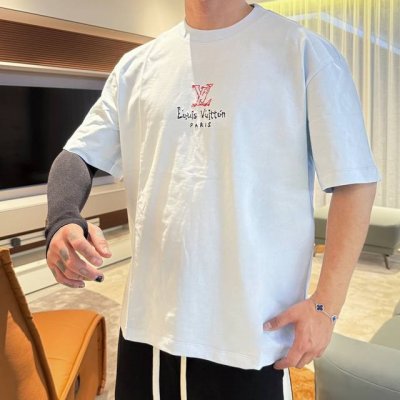 LV* 顶级货品2025春夏新款首发专柜最新款短袖圆领T恤 高端订制 设计前卫时尚！品牌Logo重工艺设计 高端定制260克面料.手感柔软.穿着舒适.专柜级别精