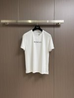 moncler 短袖T恤 纯棉双纱面料 对色定染面料 超精细平网印花工艺 潮流感十足 采用细致纱网材质做网板 定染纯棉面料 上身效果宽松休闲 三标齐全 尺码 S