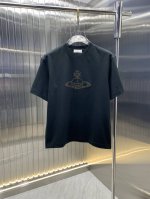 西太后 2025春夏新品短袖 时尚经典圆领短袖 时尚单品设计，更加时尚舒适，高标准定制，上身非常有型，胸前品牌经典Logo 图案 客供辅料，客供进口高档面料 质
