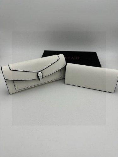 bvlgari 宝格丽蛇头子母折叠钱夹 生活不一定要很酷，但一定要有态度 备个钱包还是很有必要的 随身的包包里一定要放一个钱包，方便小物品归类 即使出门没带包，