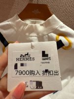 链条印花T 采用克重纯棉制成 略带有弹力 呈现显瘦视觉效果 通体标志性链扣带图案 立体感不规则缠绕分布更显个性时髦 品牌自带的简约时尚感立现 单穿内搭都出彩时髦