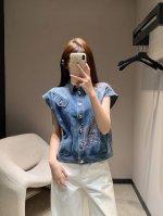 chane*25Ss春夏新款 渐变色羽毛烫钻牛仔马甲外套丨独家高版出品！定位重工洗水工艺 渐变色羽毛设计 进口面料质感挺阔 细腻舒适 洗水色系 低调奢华，减龄少