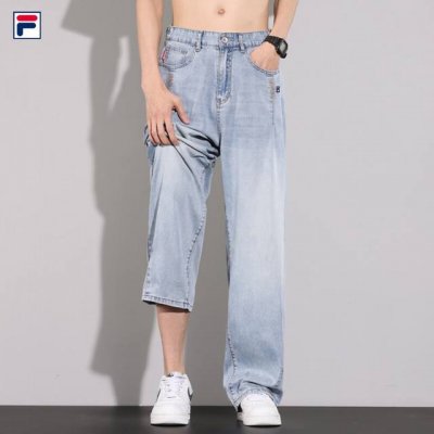 上新 Fila斐乐夏季薄款品质冰丝运动休闲牛仔裤 ◆采用冰丝牛仔面料 上身凉爽不沾身 腰部为松紧带设计 大小可调 松紧自如 夏季更凉爽 不同的休闲理念 大厂流水