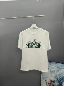 burberry巴宝莉2025春夏经典印花圆领短袖T恤采用280克双纱精棉 衣服偏厚使整体高透气和柔软性 高版本 三标齐全 男女同款 颜色 白色 黑色 灰色 杏