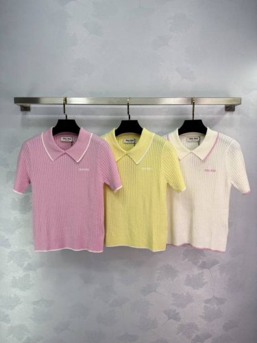 Miu Mi*polo领针织上衣 非常适合夏季穿搭，短袖设计，面料亲肤舒适，适合多种场合，搭配简单。3色3码Sml。T226B