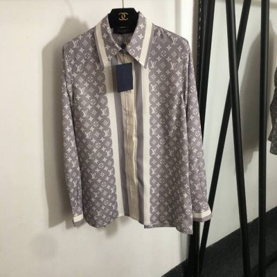 款号20250380 Lv*新款 老花Logo印花长袖衬衣，灰色，Sml， M码；肩宽39，胸围102，袖长63，衣长71