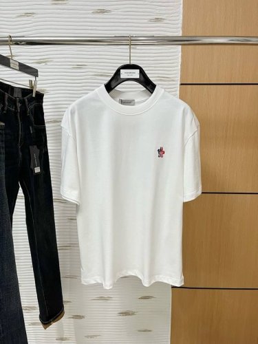 蒙家鸟* 25Ss春夏新款首发专柜最新款短袖圆领T恤 高端订制 设计前卫时尚！品牌Logo重工艺设计 高端定制230克面料.手感柔软.穿着舒适.专柜级别精致车线