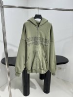 *新品New Year Series 25 - Hoodie大版型帽兜卫衣 定制定染复古平纹针织面料，大版剪裁 正面饰以Logo Patch（贴布绣）艺术作品