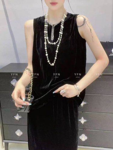 真丝丝绒背心上衣出货 领口拉链设计 辅以枪色珠管有一种低调的高级感 小到加大