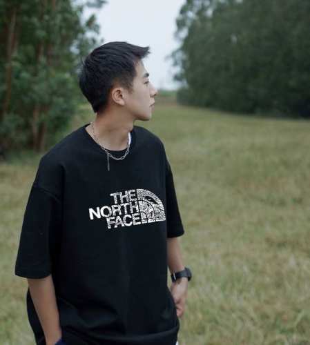 上新！Tnf 北面经典Logo与镂空元素融合，简单、个性、品牌辨识度高，基础调的圆领款，保留全棉的舒适度，同时单股丝光让布面更加细腻耐穿，后期的处理让整件成衣零