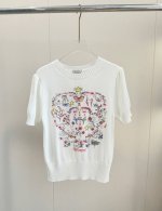 品名：Dio* 莫奈花园刺绣针织短袖 尺码：M.L 颜色：白色 好喜欢爱心花卉小蝴蝶，好乖好有千金感滴小毛衣半袖，一眼就被刺绣吸引，上身很高级，简直美晕了。高级
