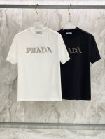 普拉达2025夏季新款短袖T恤，特色的金属贴珠工艺，个性艺术系列全网独家首发 百搭款细节处理完美240克纯棉面料十分精致 原版面料 网红明星同款高版本 高品质手
