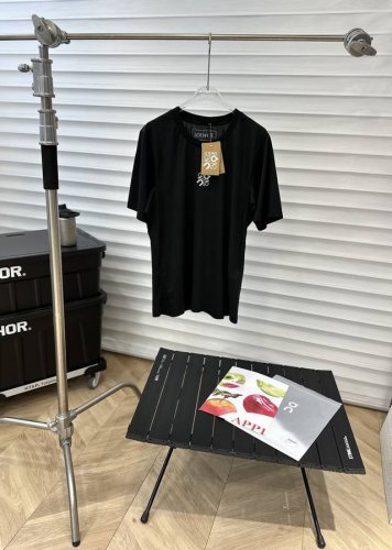 王一博上身同款 Loewe罗意威 X On昂跑 Logo印花套头短袖T恤 颜色： 黑色 尺码： S-M-L- Xl 面料非常柔软垂顺，所以挂拍可能看起来有点奇怪