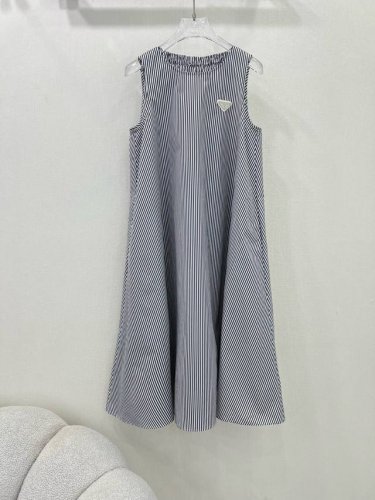 prad*25新款条纹无袖连衣裙 定制Yb斜纹全棉材质 穿搭舒适 透气细腻 条纹无袖连衣裙剪裁 通体蓝白条纹交织 利用剪裁和细节提升精致度 套头式设计更方便穿脱