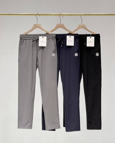 moncler 蒙口男士休闲裤皮肤裤.速干裤防晒裤 面料为专业的户外运动功能性面料 具有防风防水功能 防日常的生活小雨没问题 透气性很好 户外运动时穿上它，没有