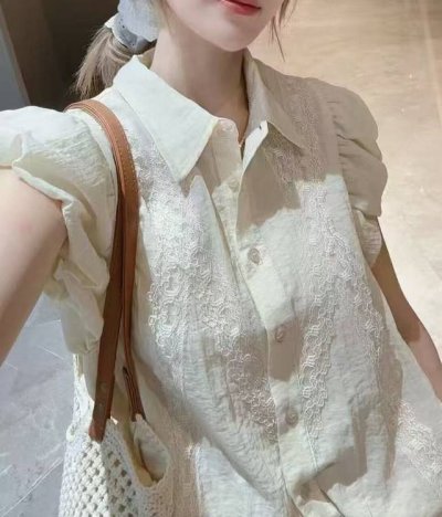 无敌爆款 法式蕾丝拼接皱褶花苞翻领亚麻衬衫，肩部采用飞飞袖样式，增添甜美俏皮感。衣身有精致蕾丝花纹装饰，提升细节质感，整体风格兼具复古与时尚，尽显优雅气质 Sm