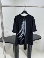 25新品棉质印花T恤 柔软棉质针织面料制作 正面饰羽毛图案印花 背面饰品牌标识刺绣 圆领领口 落肩设计 男女同款 黑色 白色 Sml