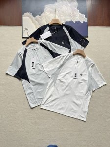 25年夏季Lulu露露男士螺纹领口圆领短袖T恤！ 经典帅气 简约干练的圆领设计 ，户外休闲皆宜的百搭款！今年的新款，款式简单大方，更可贵的在它的用料，客供纯棉面