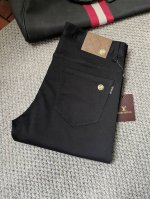 p200 华伦天奴 2025春夏高级时装感，超柔牛仔面料 , 浅色洗水牛仔裤。 面料很特殊，超细精仿棉纱混纺，超柔舒适感。 具备牛仔随性感 ,休闲感 ,有轻松感
